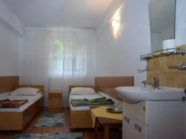 Cameră 4 locuri (baie comună) - Cabana Codrii Pașcanilor - Cabana Codrii Pașcanilor, județ Iași - Moldova